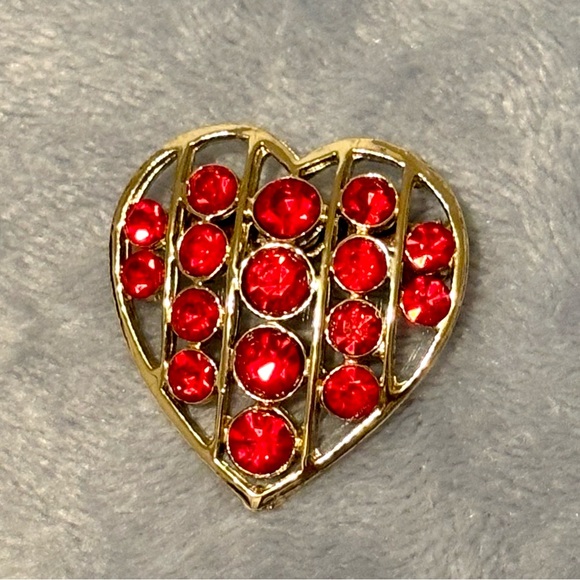 Beautiful heart shaped Brooch with Red crystals. Great for Valentines Day - Picture 12 of 15